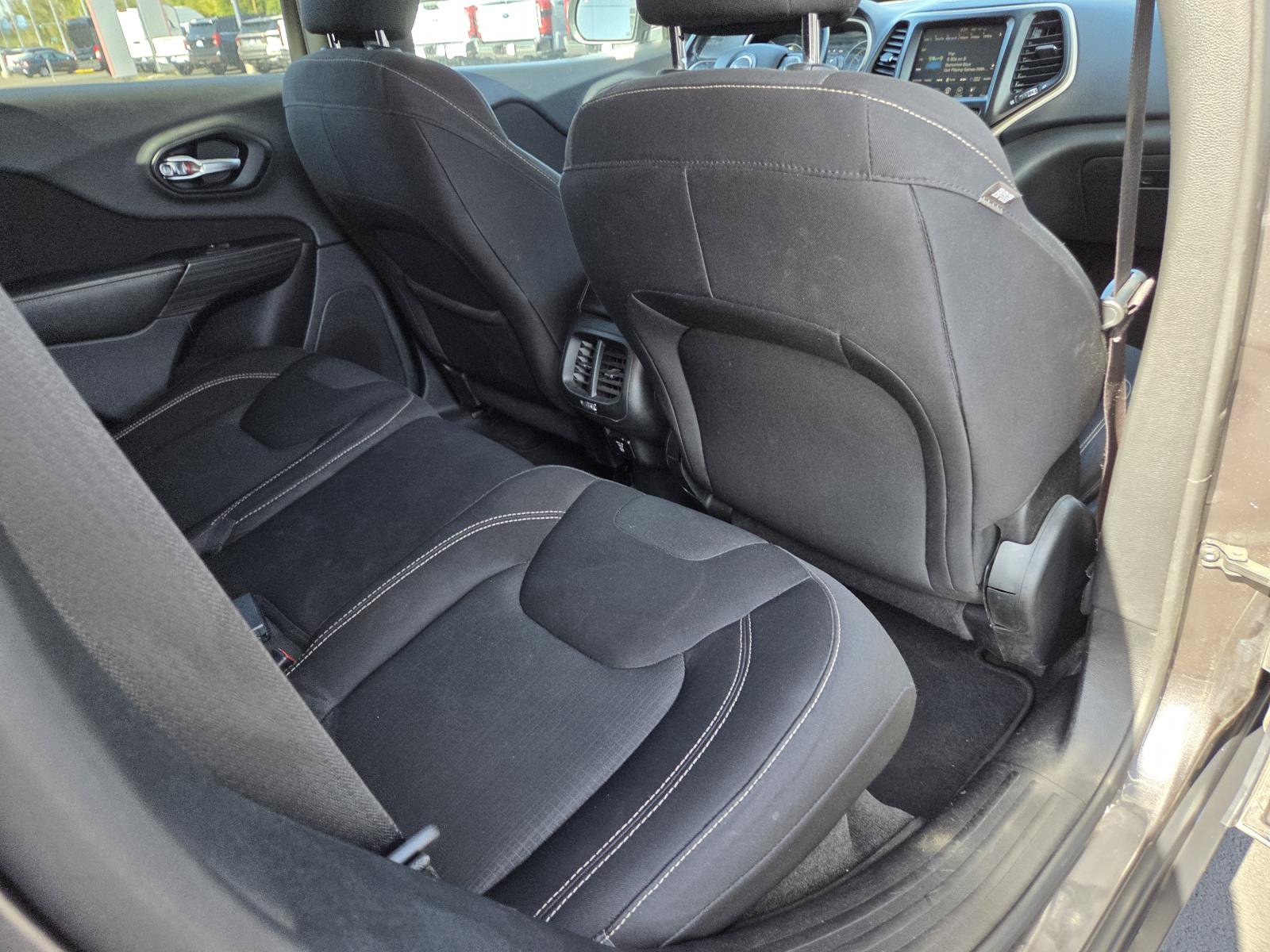 Used 2015 Jeep Cherokee Latitude w/ Comfort/Convenience Group AWD/4WD image 19