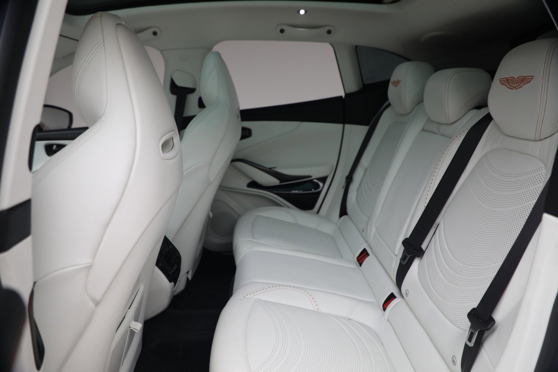 Used 2024 Aston Martin DBX 707 image 31