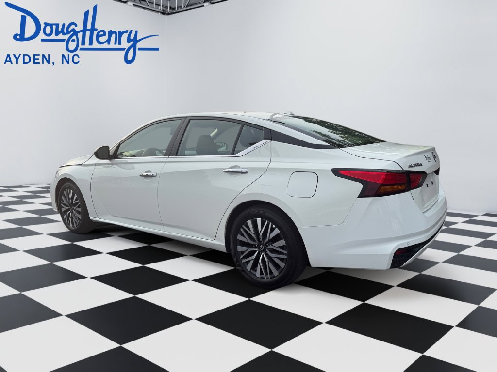 Used 2025 Nissan Altima 2.5 SV FWD image 3