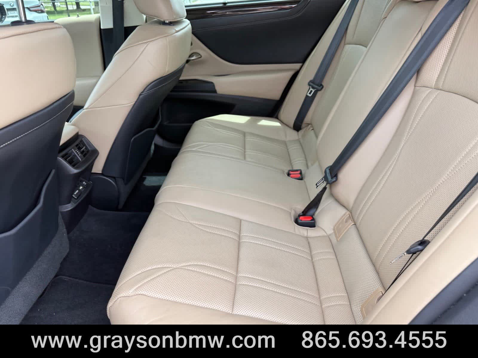Used 2020 Lexus ES 300h Ultra Luxury w/ Accessory Package 2 FWD image 18
