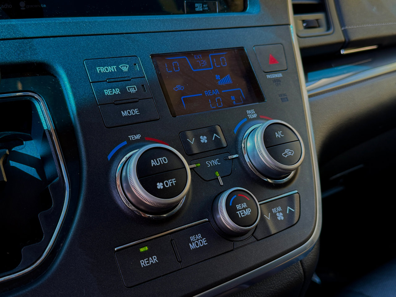 Used 2015 Toyota Sienna SE image 21