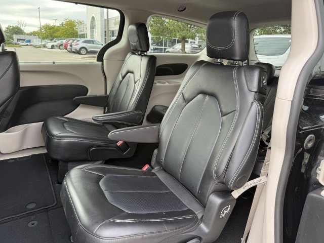Certified 2024 Chrysler Pacifica Touring-L FWD image 10