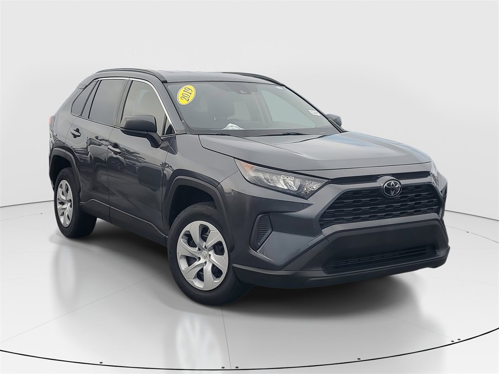 Used 2019 Toyota RAV4 LE image 2