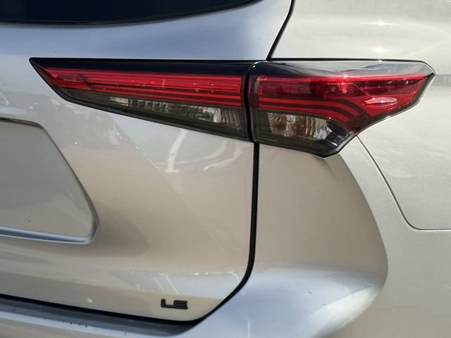 Used 2023 Toyota Highlander LE FWD image 7
