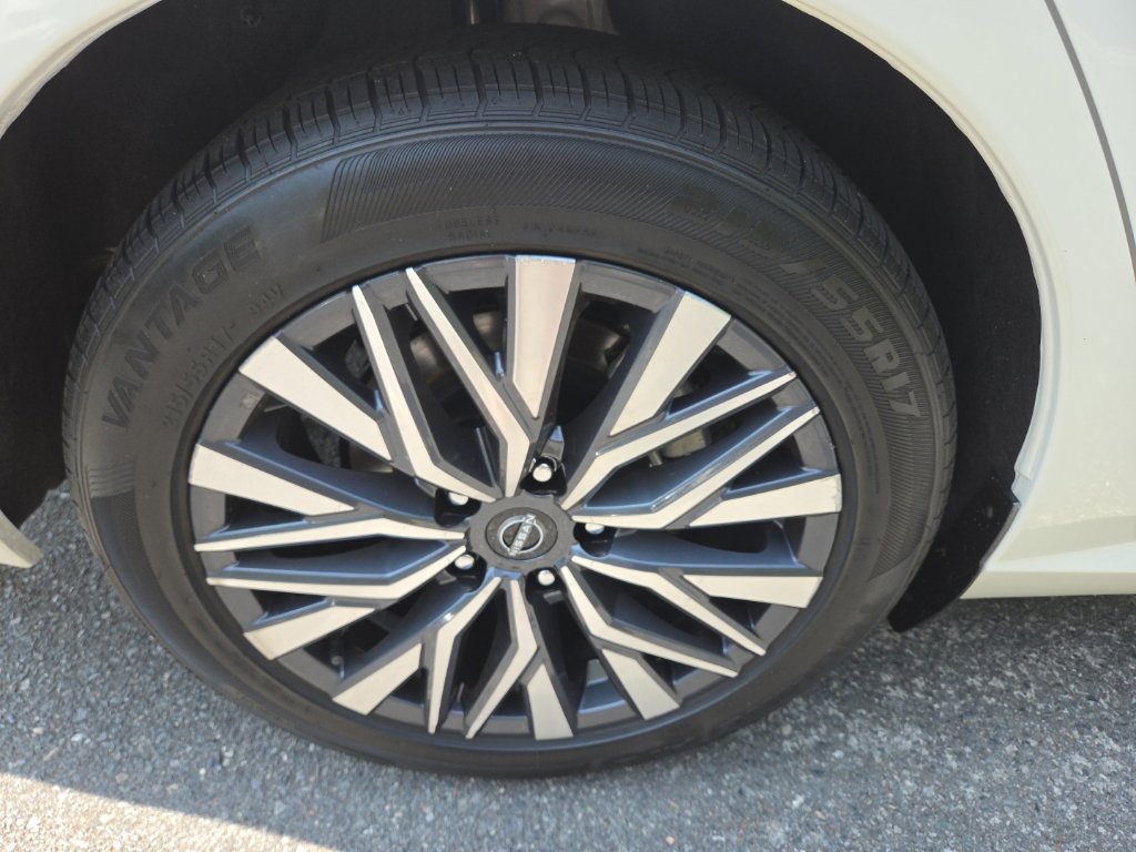 Used 2025 Nissan Altima 2.5 SV FWD image 12
