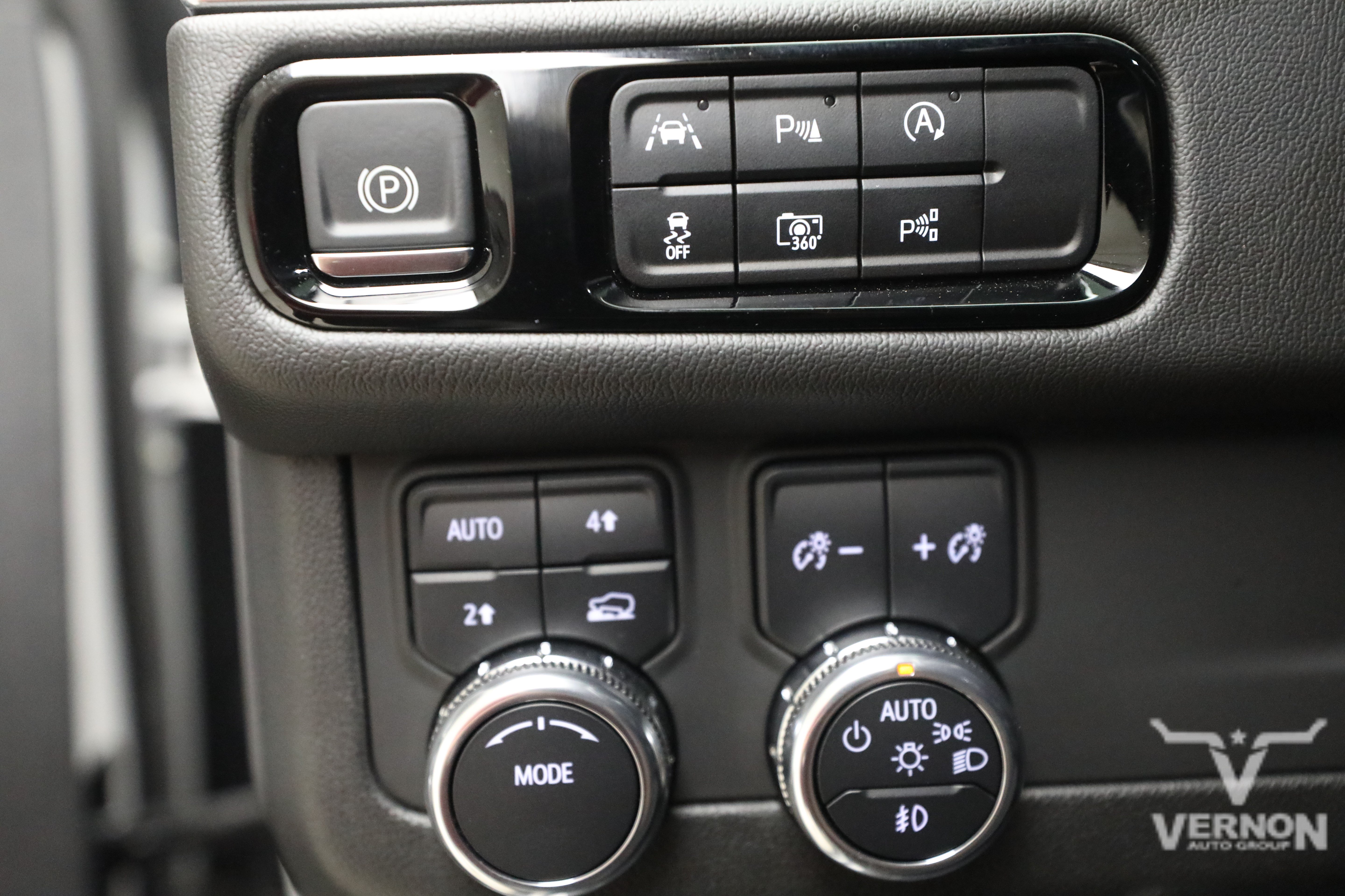 Used 2025 GMC Yukon Denali w/ Sun & Power Step Package AWD/4WD image 15