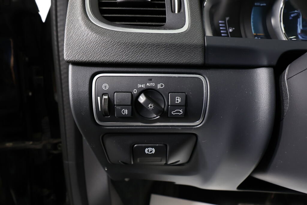 Used 2016 Volvo V60 T5 Cross Country Platinum image 32