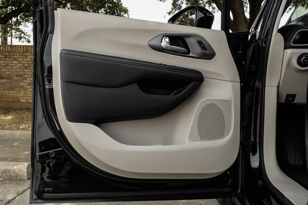 Used 2024 Chrysler Pacifica Touring-L FWD image 58