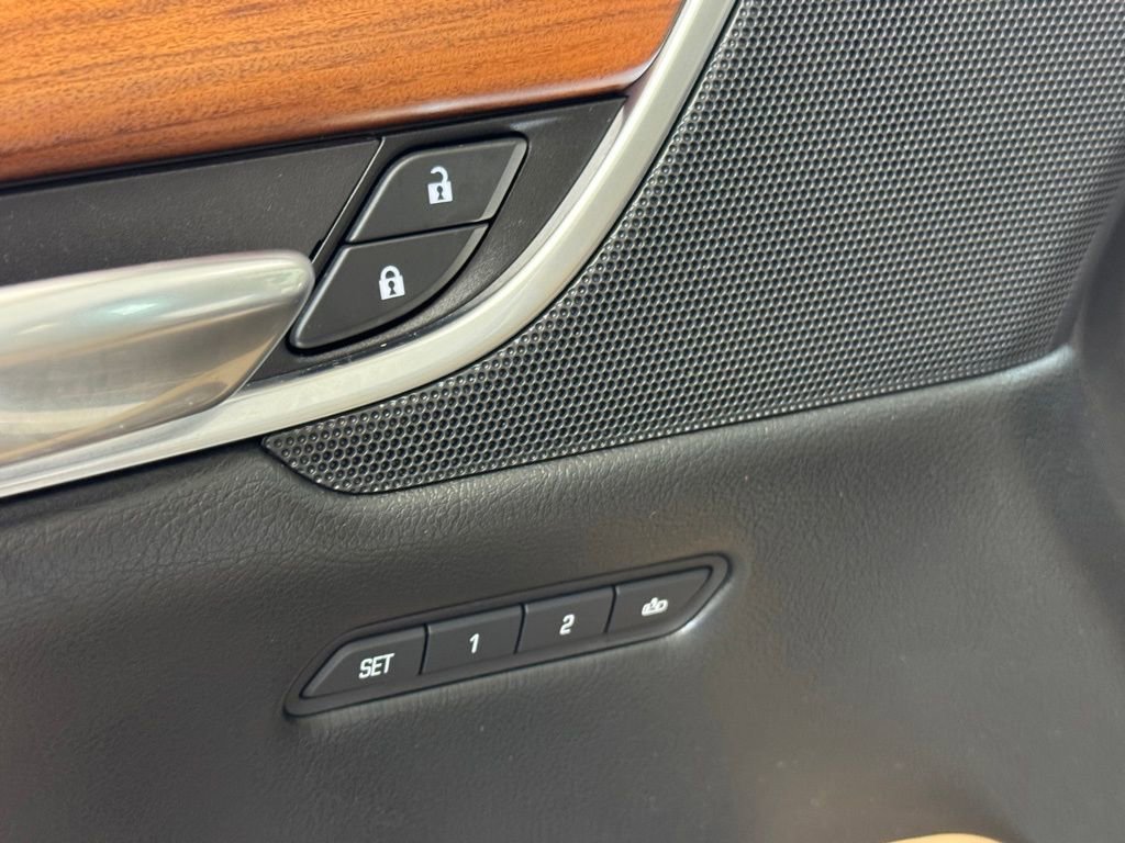 Used 2017 Cadillac XT5 Platinum w/ Driver Assist Package image 9