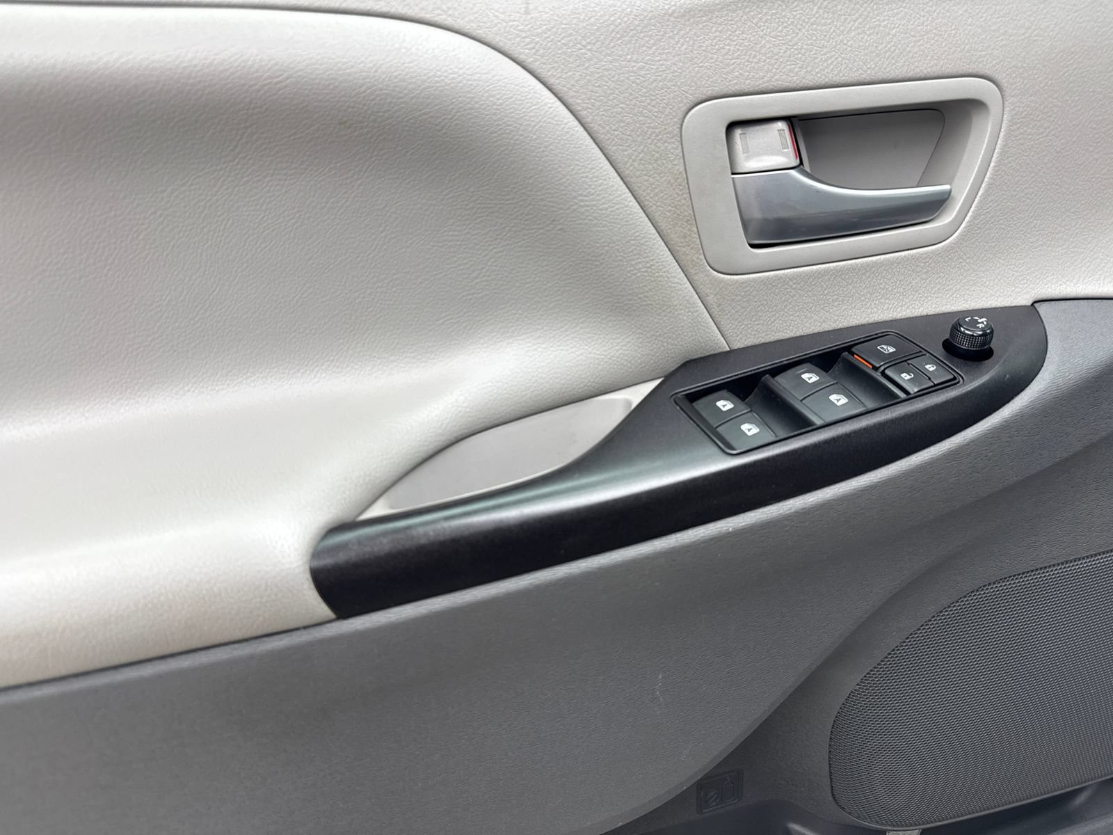 Used 2017 Toyota Sienna LE FWD image 34