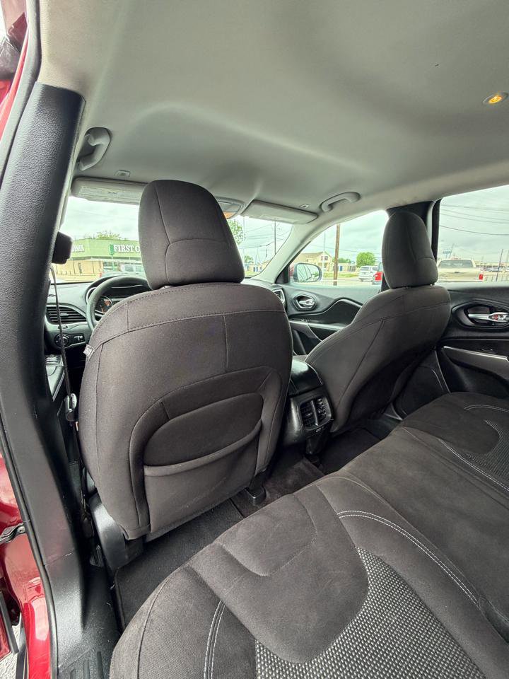 Used 2019 Jeep Cherokee Latitude w/ Popular Appearance Group AWD/4WD image 12