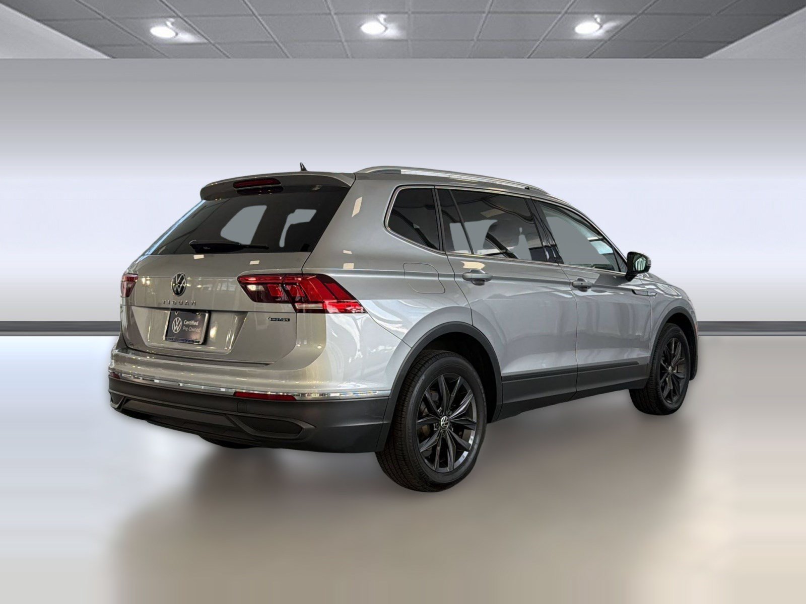 Certified 2024 Volkswagen Tiguan SE w/ Panoramic Sunroof Package AWD/4WD image 9