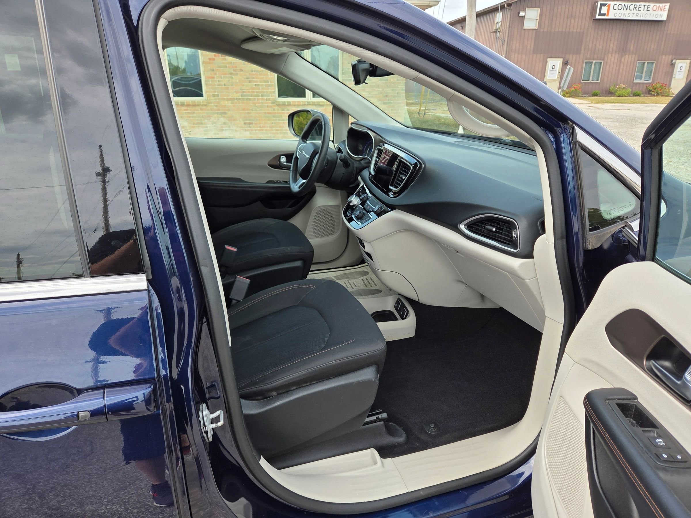 Used 2017 Chrysler Pacifica Touring image 19