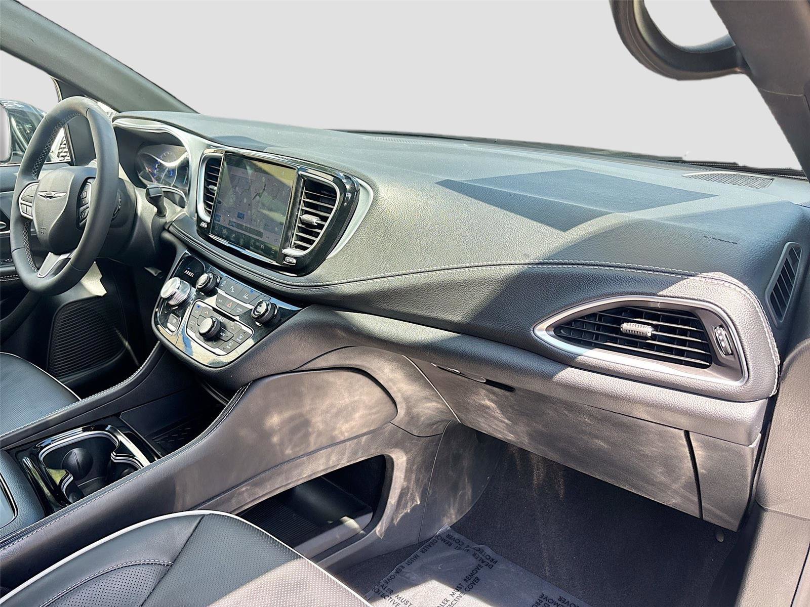 Used 2026 Chrysler Pacifica Limited FWD image 32
