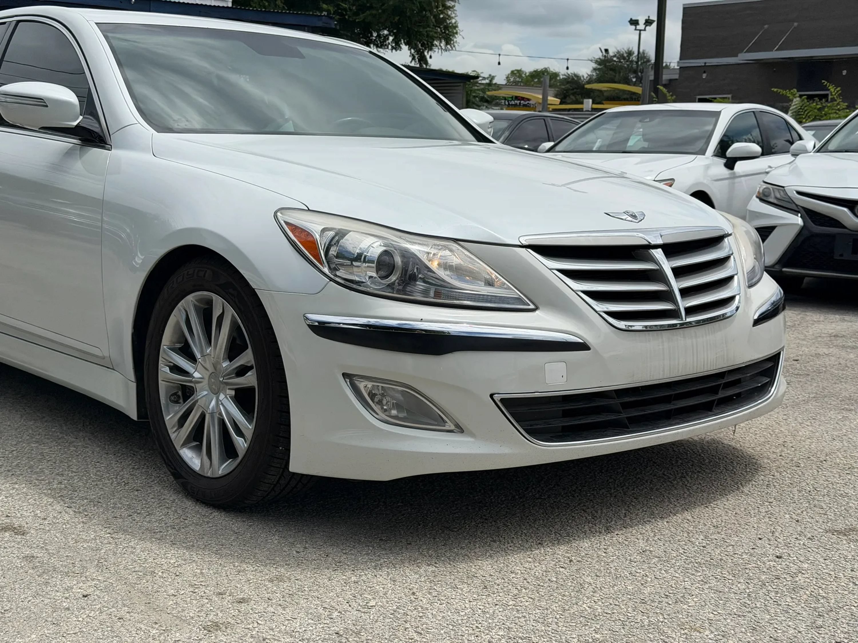 Used 2013 Hyundai Genesis 3.8 w/ Premium Pkg RWD image 9