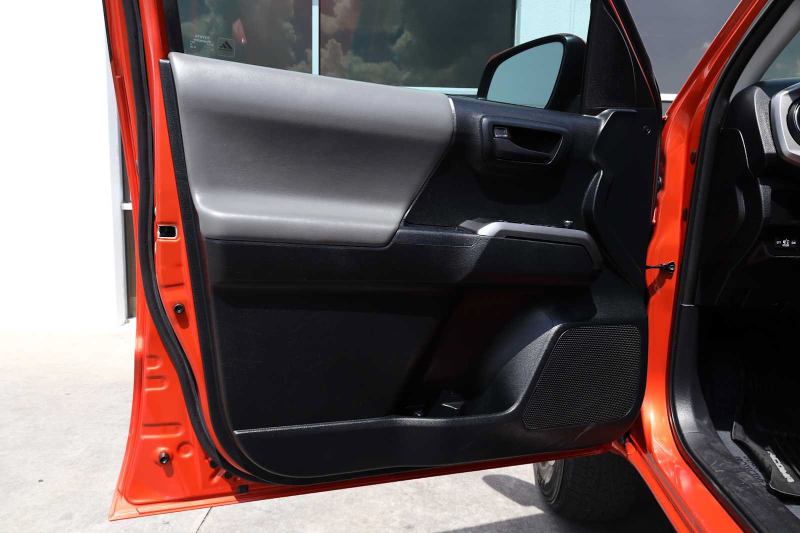 Used 2017 Toyota Tacoma SR5 RWD image 39