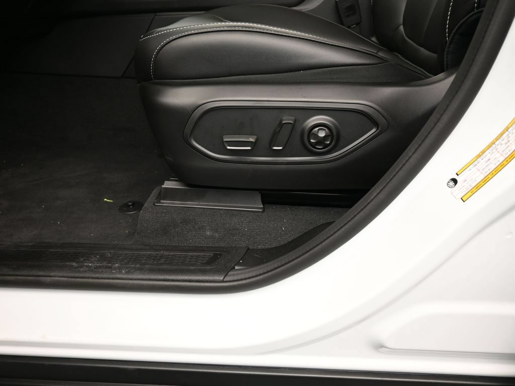 Used 2025 Jeep Grand Cherokee L Limited RWD image 16