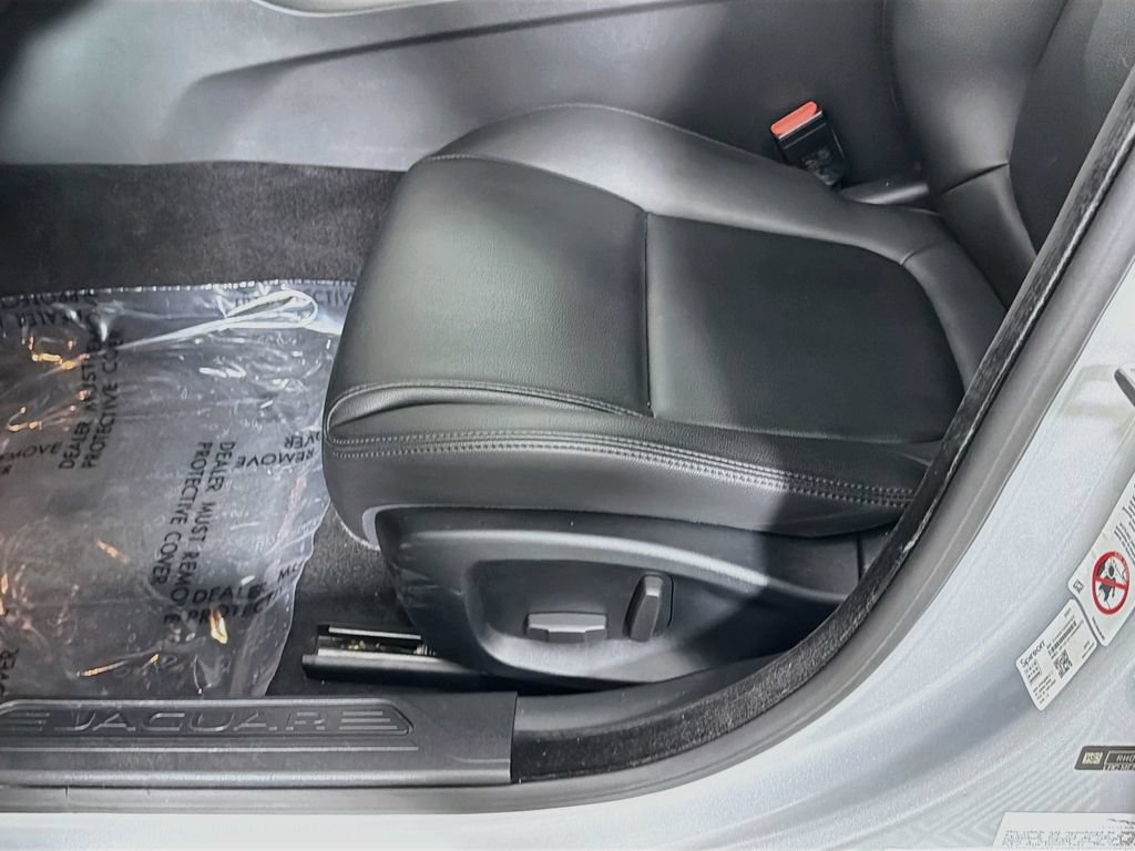 Used 2018 Jaguar XE RWD image 19