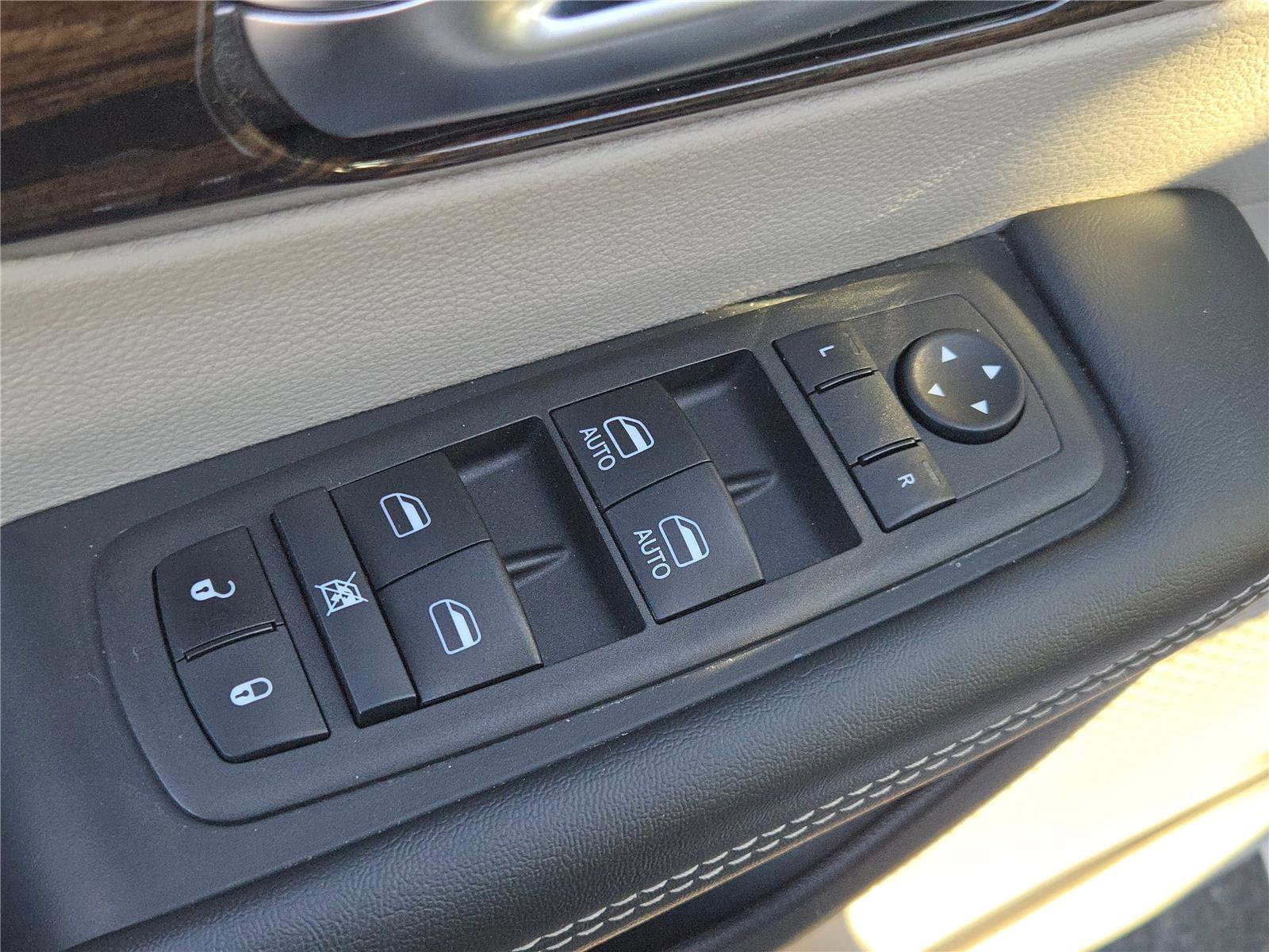 Certified 2023 Chrysler Pacifica Limited FWD image 26