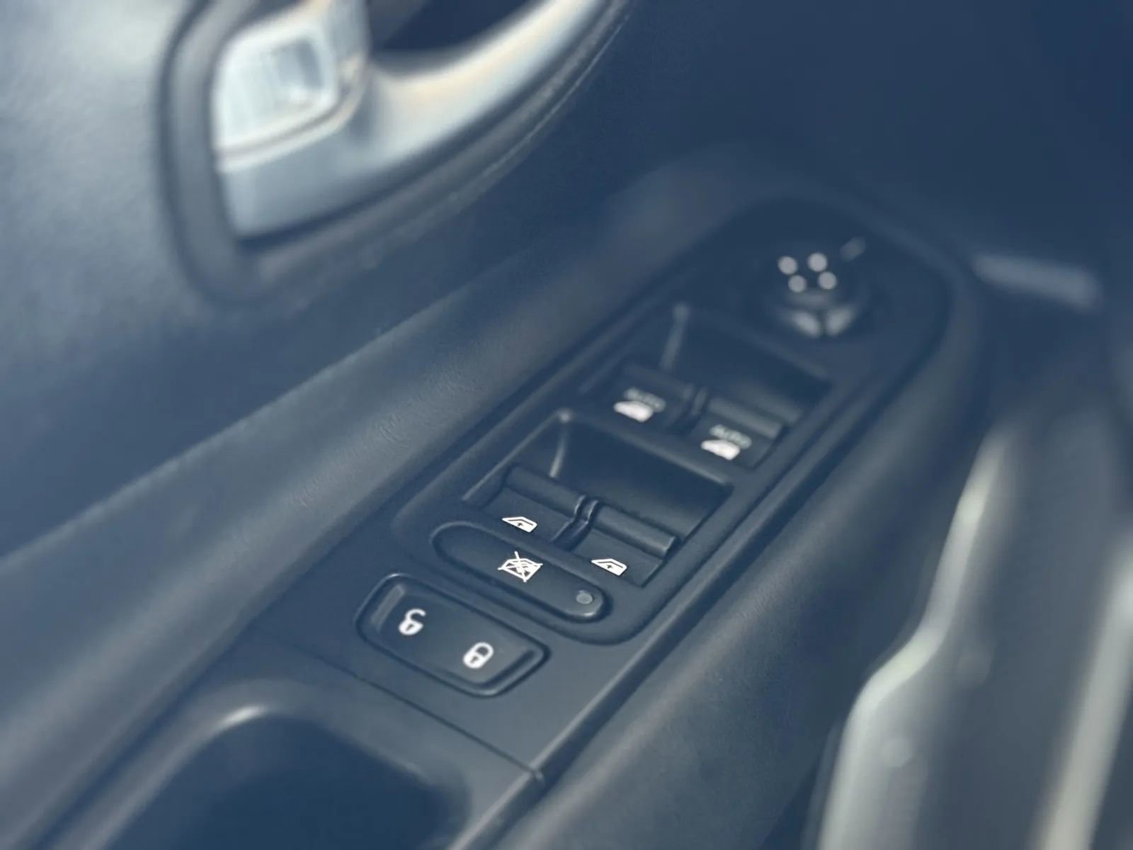 Used 2019 Jeep Renegade Limited w/ Safety and Security Group image 24