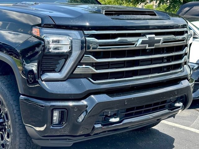 Used 2024 Chevrolet Silverado 3500 High Country w/ Technology Package AWD/4WD image 2