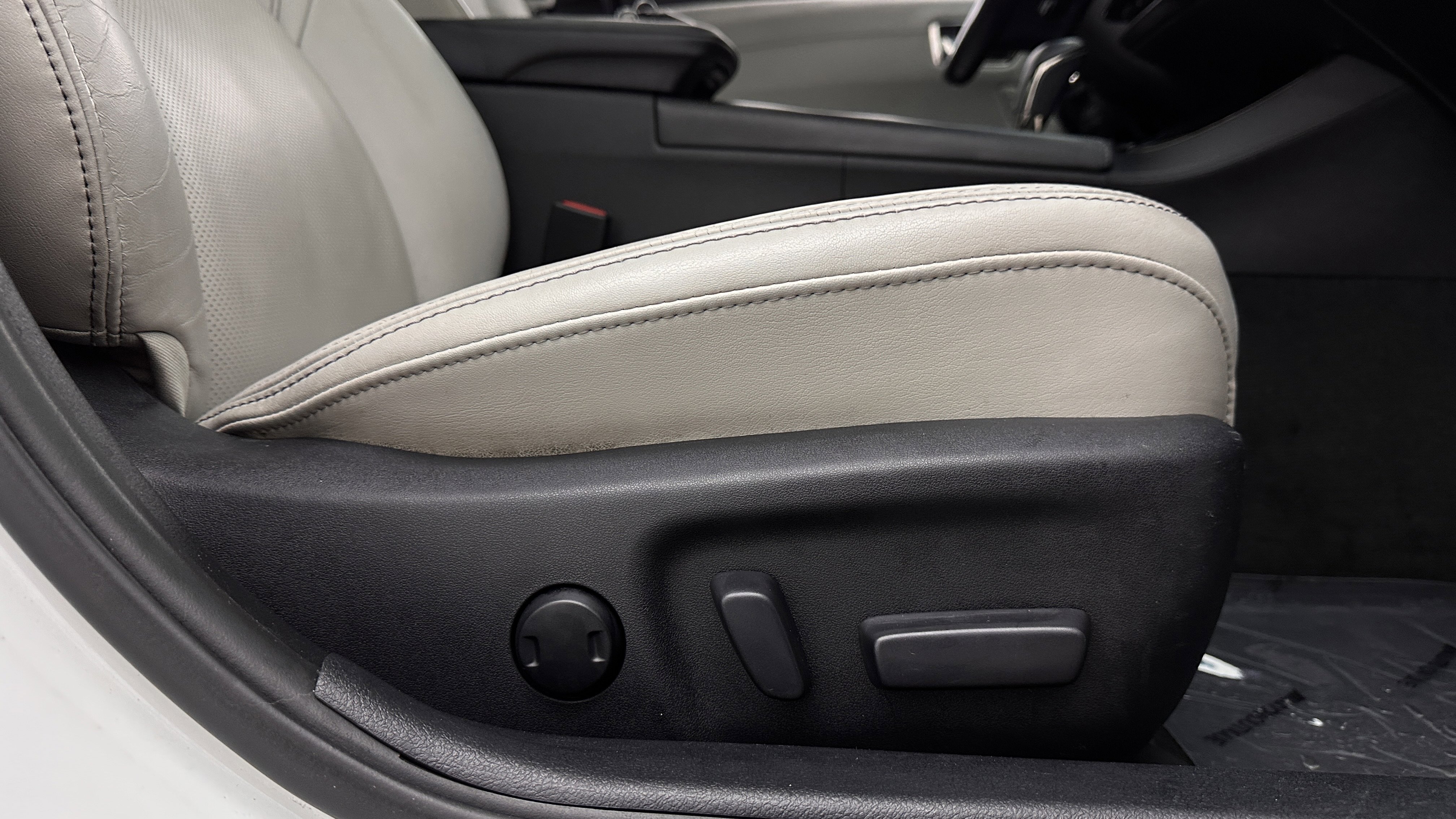 Used 2018 Toyota Avalon Limited w/ Protection Package FWD image 38