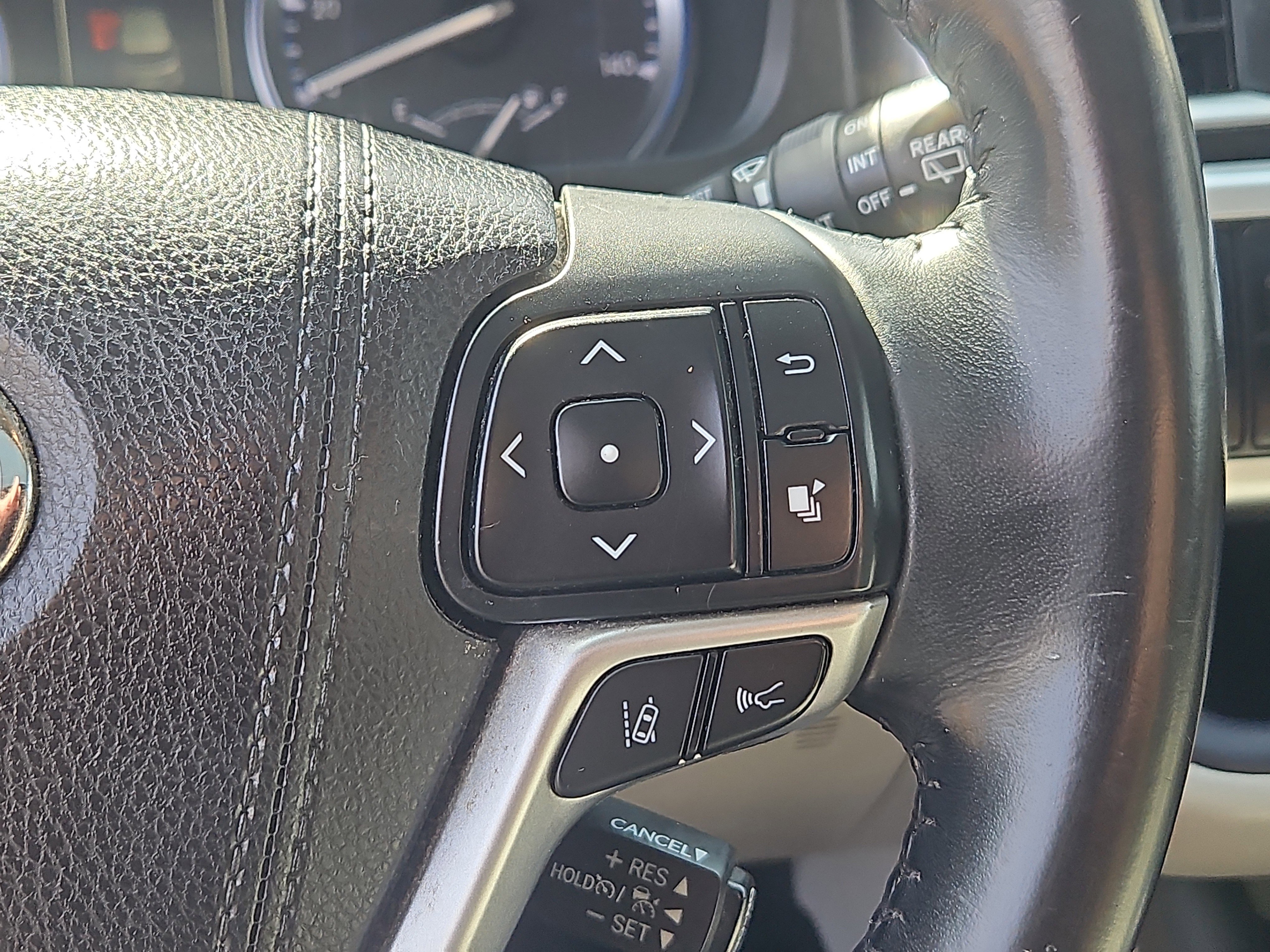 Used 2017 Toyota Highlander XLE w/ Carpet Mat Package image 17