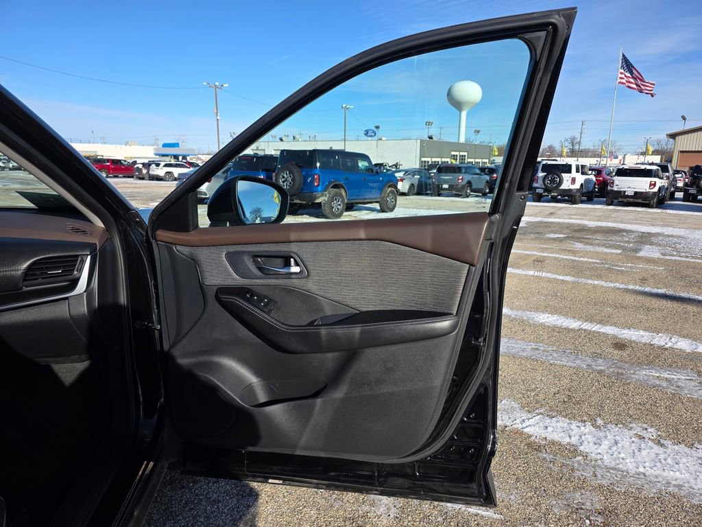 Used 2023 Nissan Rogue SV image 38