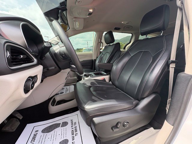 Used 2023 Chrysler Pacifica Touring-L FWD image 26