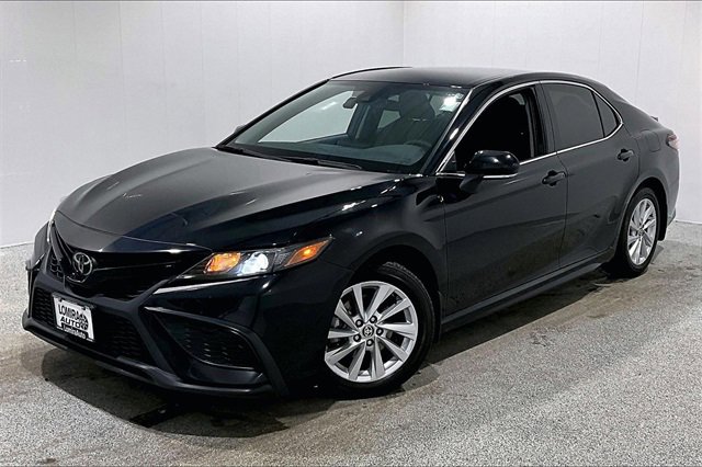 Used 2024 Toyota Camry SE image 3