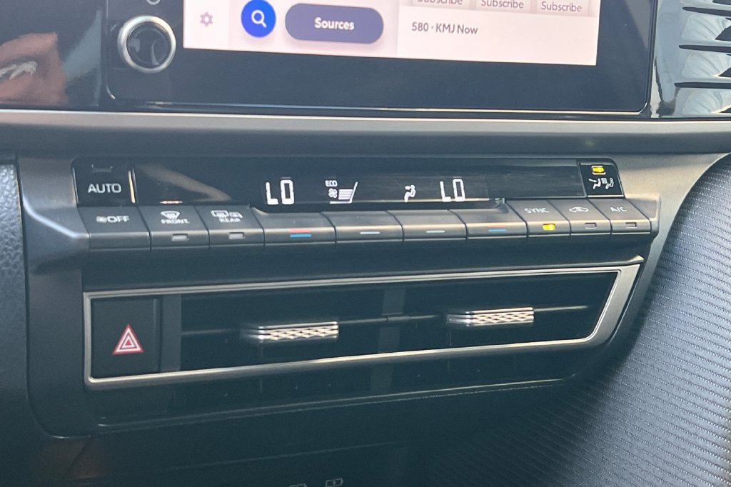 Used 2025 Toyota Camry SE FWD image 19