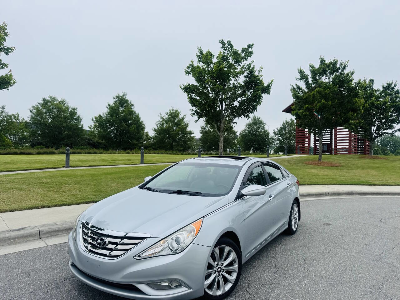 Used 2012 Hyundai Sonata SE w/ Navigation & Sunroof Pkg FWD image 1