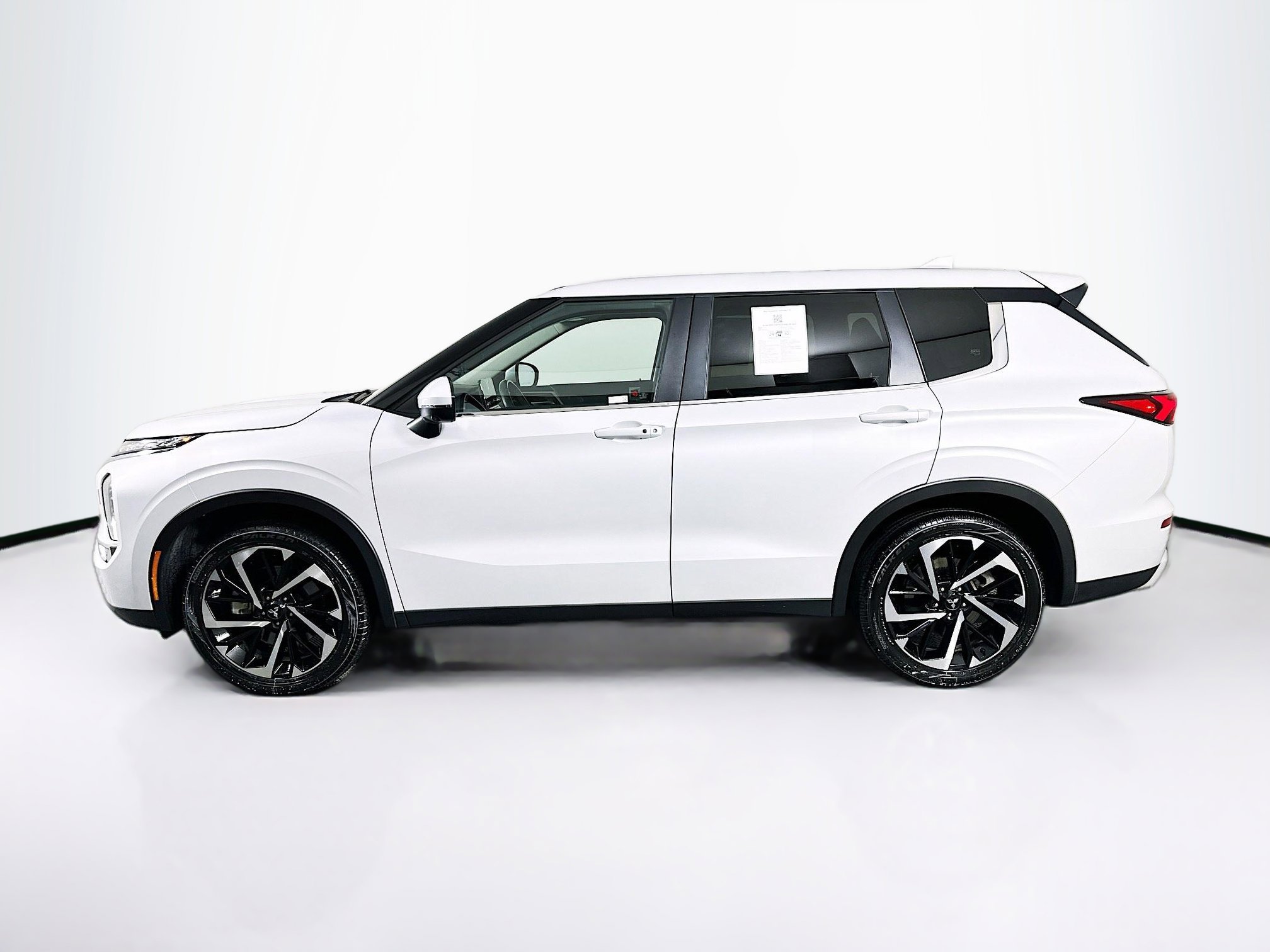 Used 2024 Mitsubishi Outlander SE image 4