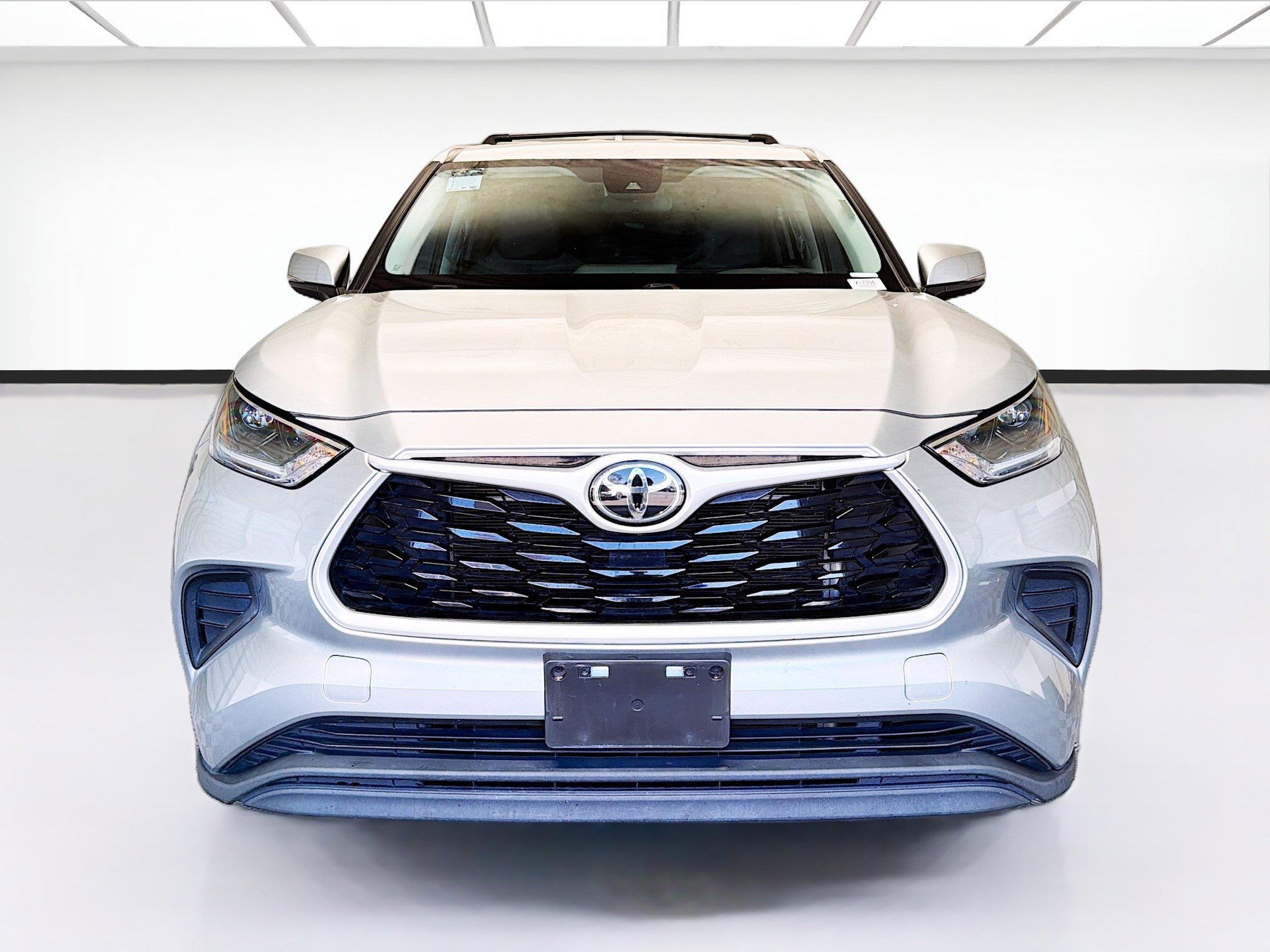 Used 2021 Toyota Highlander L FWD image 2