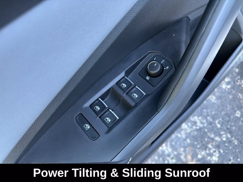 Used 2025 Volkswagen Jetta SE w/ Sunroof Package FWD image 14