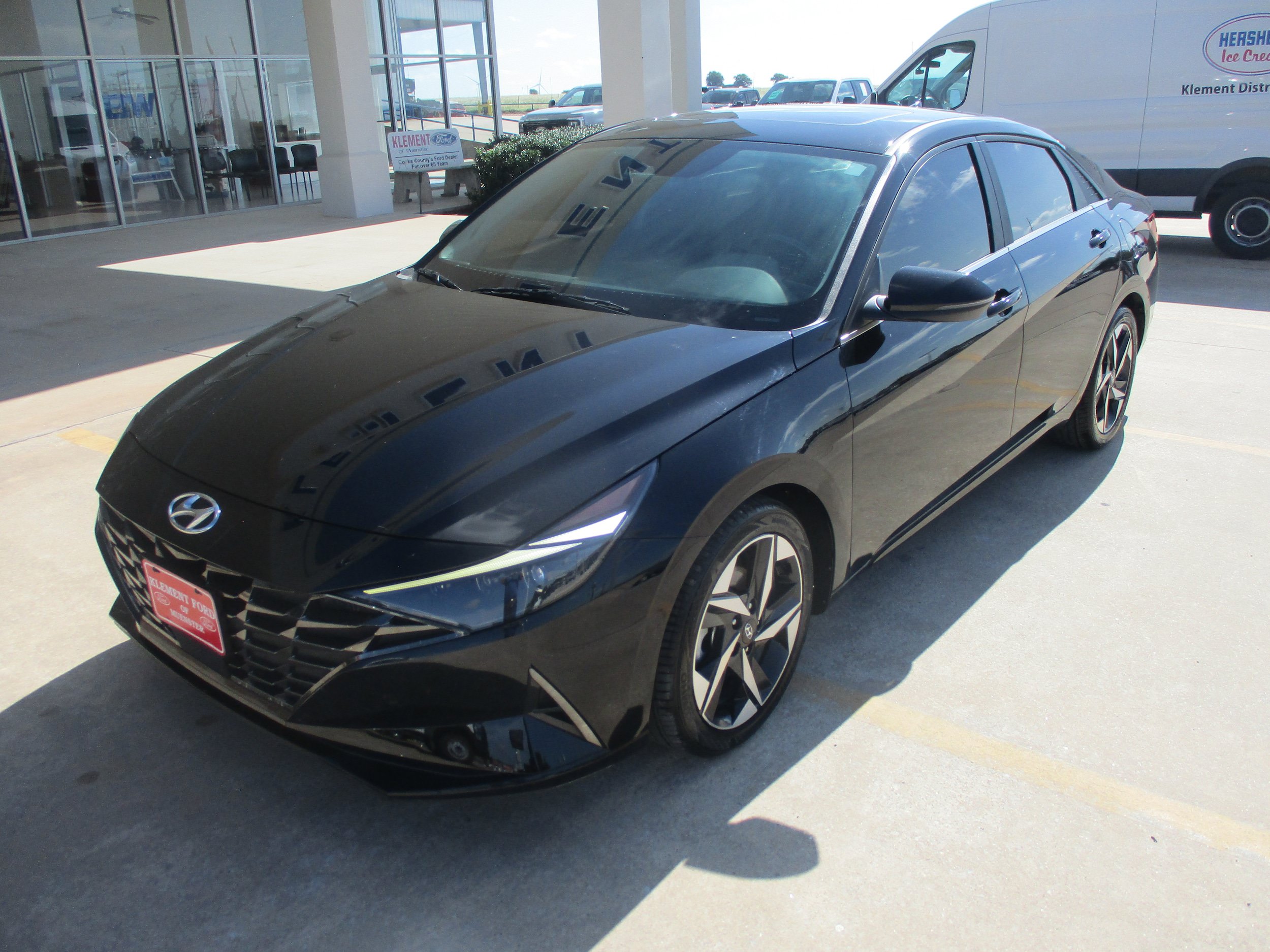 Used 2022 Hyundai Elantra Limited w/ Preferred Accessory Package FWD image 2