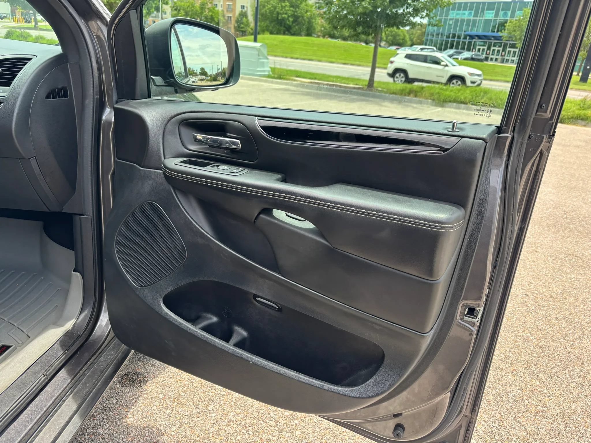 Used 2018 Dodge Grand Caravan SXT w/ Blacktop Package FWD image 21