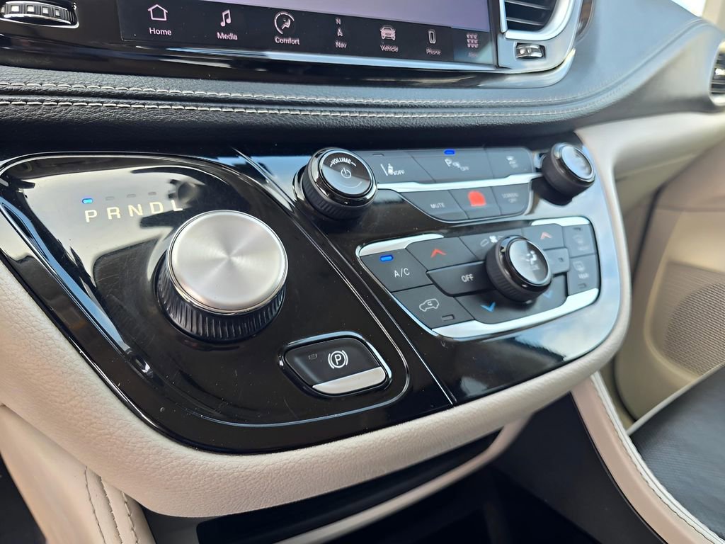 Used 2023 Chrysler Pacifica Limited image 11