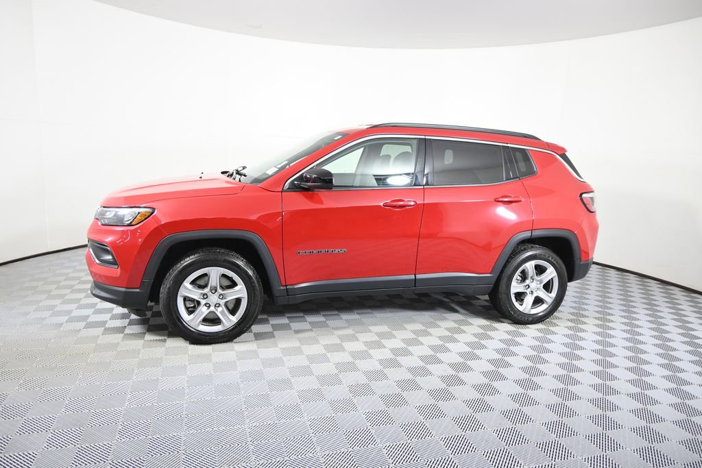 Used 2024 Jeep Compass Latitude image 2