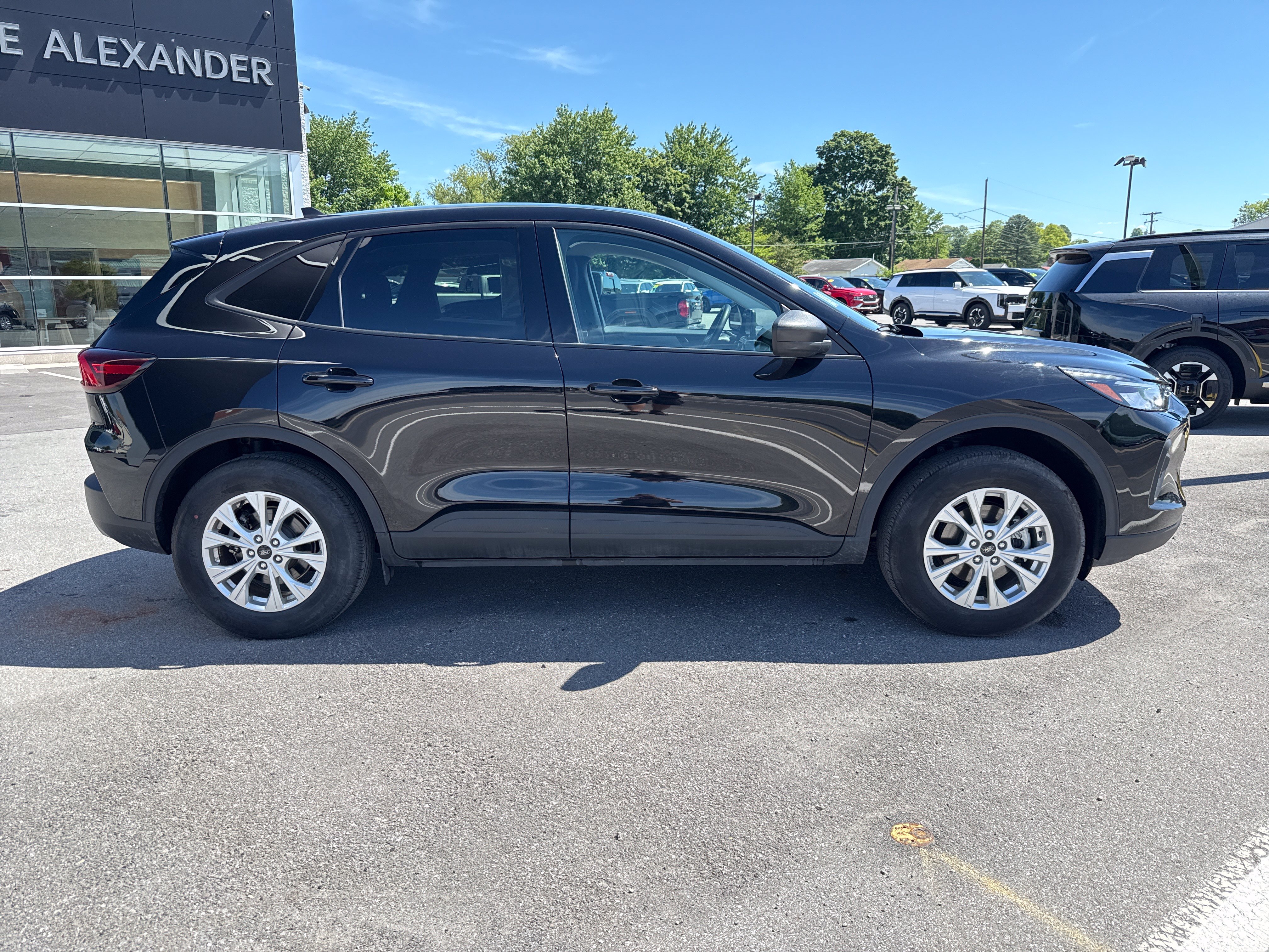 Used 2025 Ford Escape Active AWD/4WD image 2