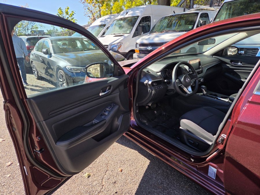 Used 2025 Nissan Altima 2.5 SV FWD image 4