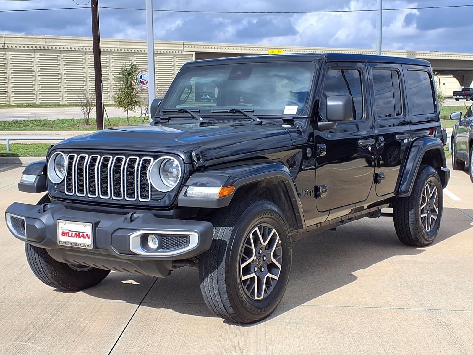 Used 2025 Jeep Wrangler Sahara image 4