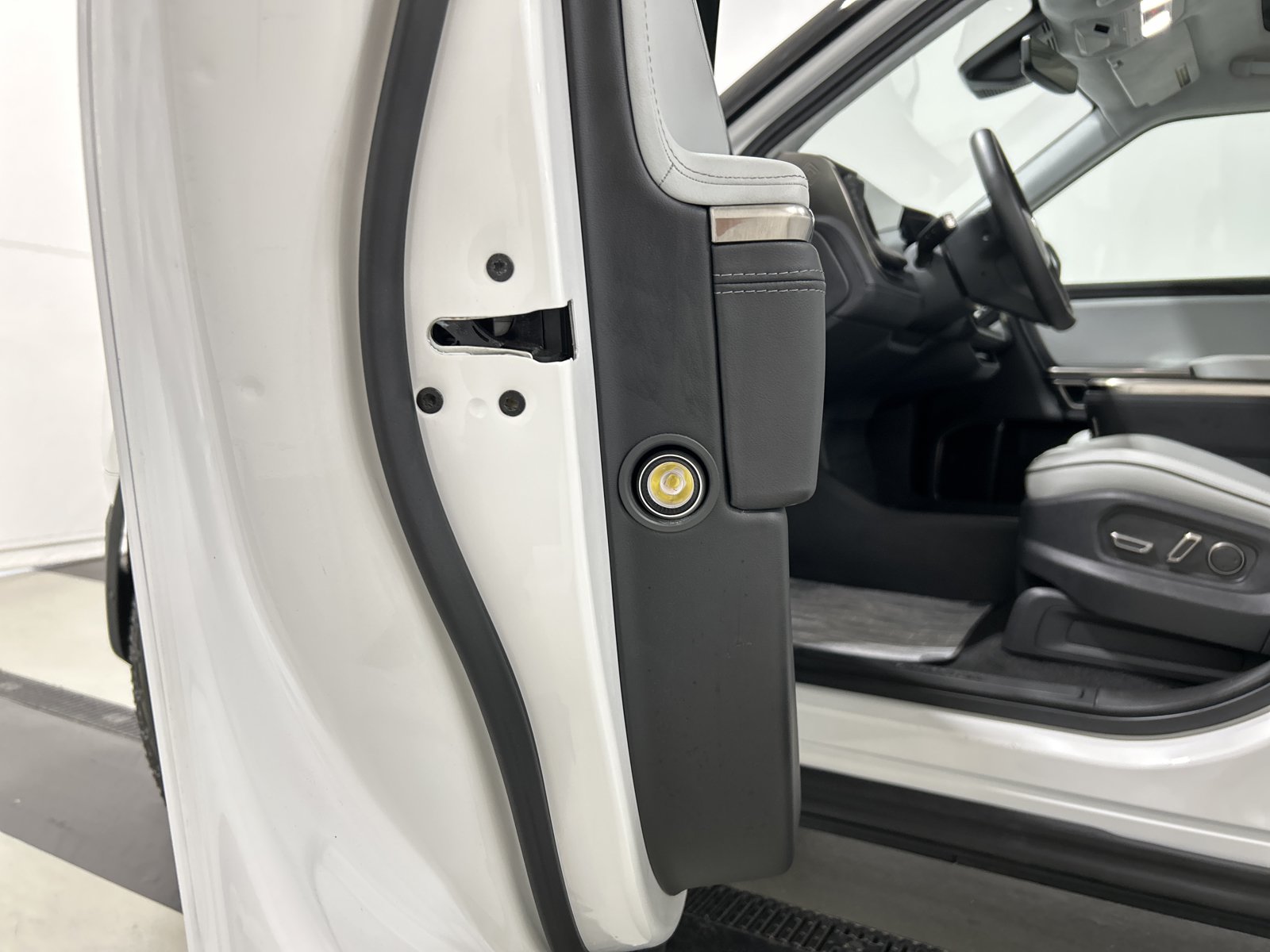 Used 2023 Rivian R1S Adventure AWD/4WD image 32