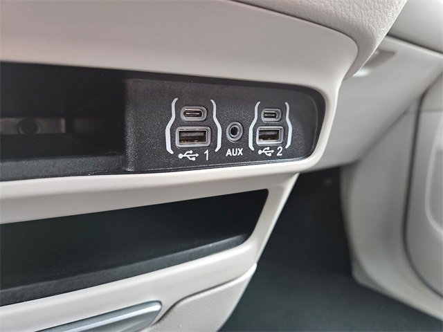 Used 2024 Chrysler Pacifica Touring-L image 23