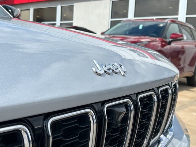 Used 2023 Jeep Grand Cherokee Limited w/ Luxury Tech Group II image 4