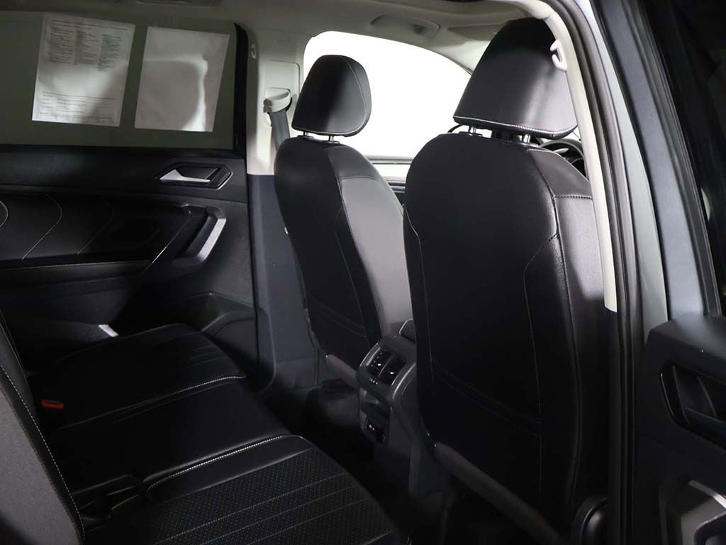 Used 2024 Volkswagen Tiguan SE w/ Panoramic Sunroof Package FWD image 31