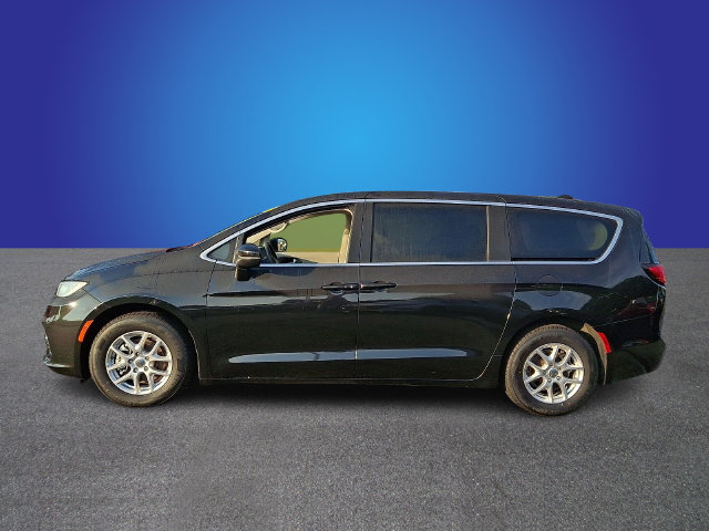 Used 2023 Chrysler Pacifica Touring-L FWD image 7