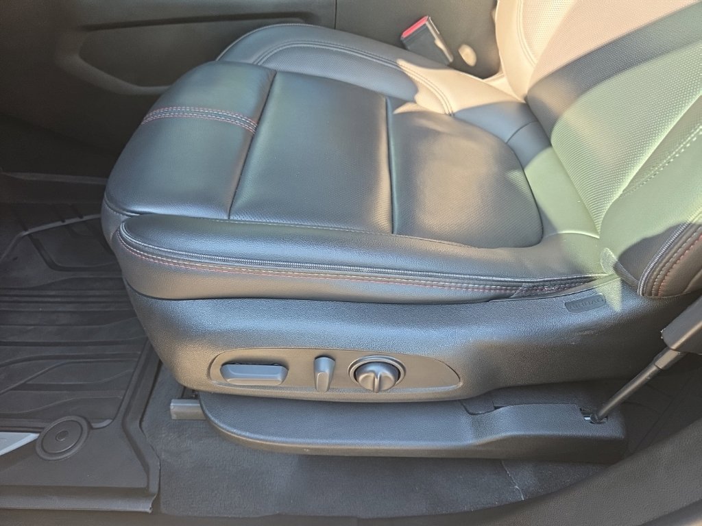 Used 2023 Chevrolet Traverse RS FWD image 17