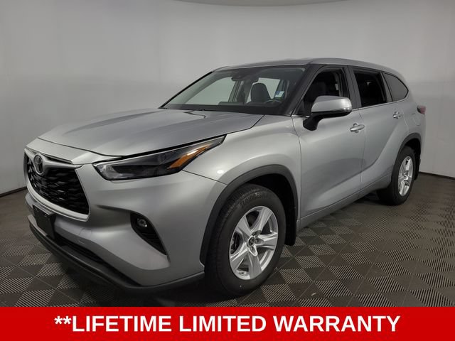 Used 2025 Toyota Highlander LE AWD/4WD image 3