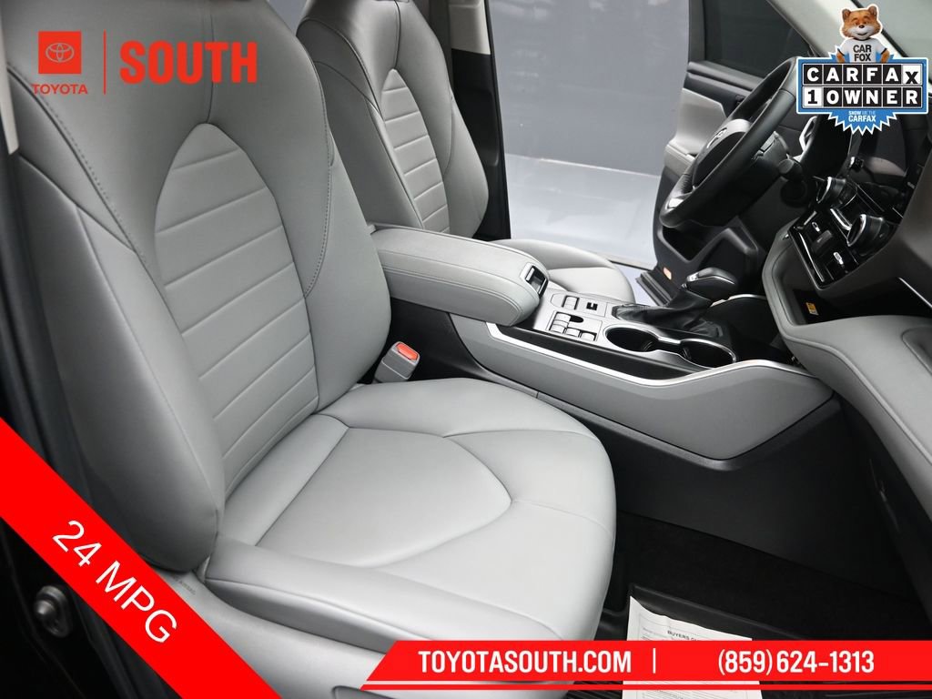 Used 2024 Toyota Highlander XLE AWD/4WD image 29